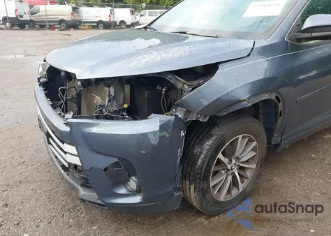 2018 Toyota Highlander Xle z USA, uszkodzony, nr VIN 5TDJZRFH3JS855205